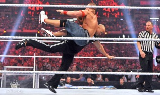 The Rock atacó a John Cena durante su lucha dando por ciertas las especulaciones de una lucha Cena vs Rock muy pronto